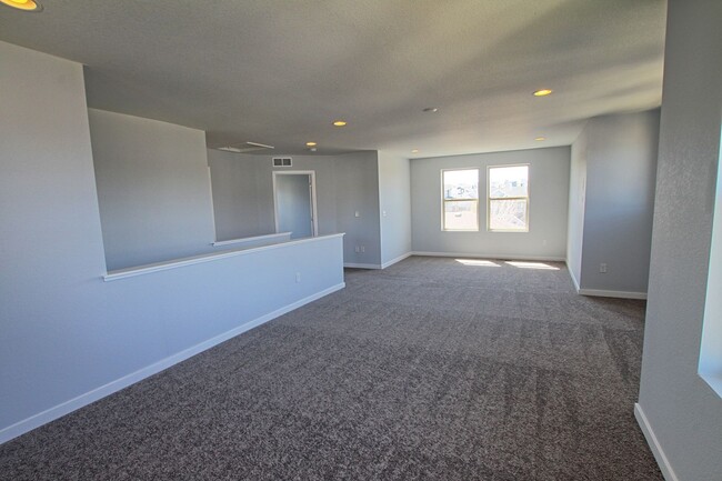 Building Photo - 5 bed 3.5 bath home in the Meadows