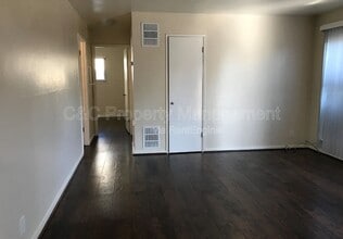 Building Photo - 926 Lupin Dr