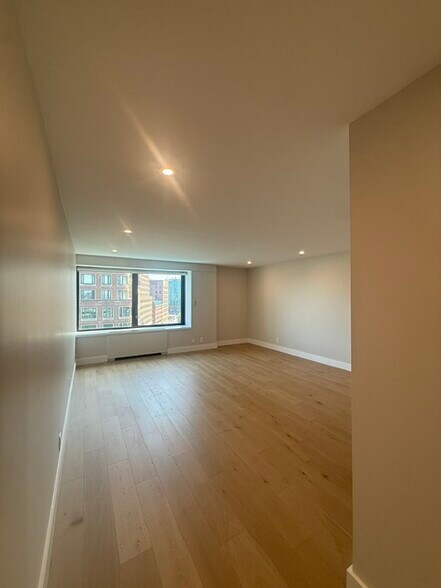 Building Photo - 65 E India Row