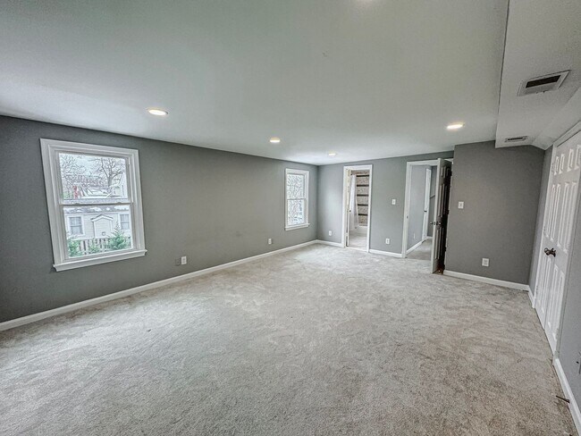 Building Photo - Charming 3 Bed 3 Bath Sitting On A Large Lot In Beautiful Summit Veitch