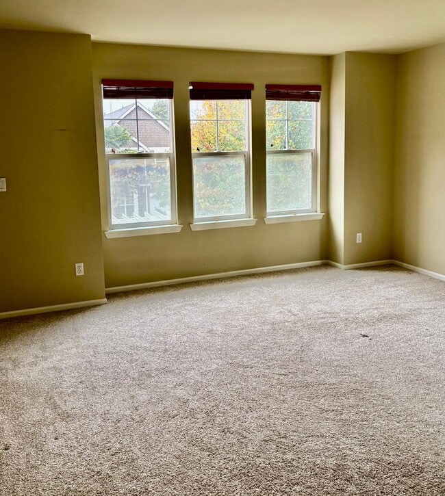 Building Photo - 4 Bed / 2.5 Bath Kirkland single family home $3,895/mo