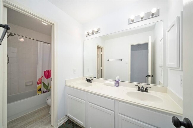 Building Photo - 2111 Scenic Hollow Ct