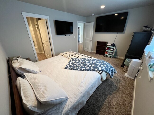 Building Photo - 3 bed/2 bath rambler style home! Double ga...