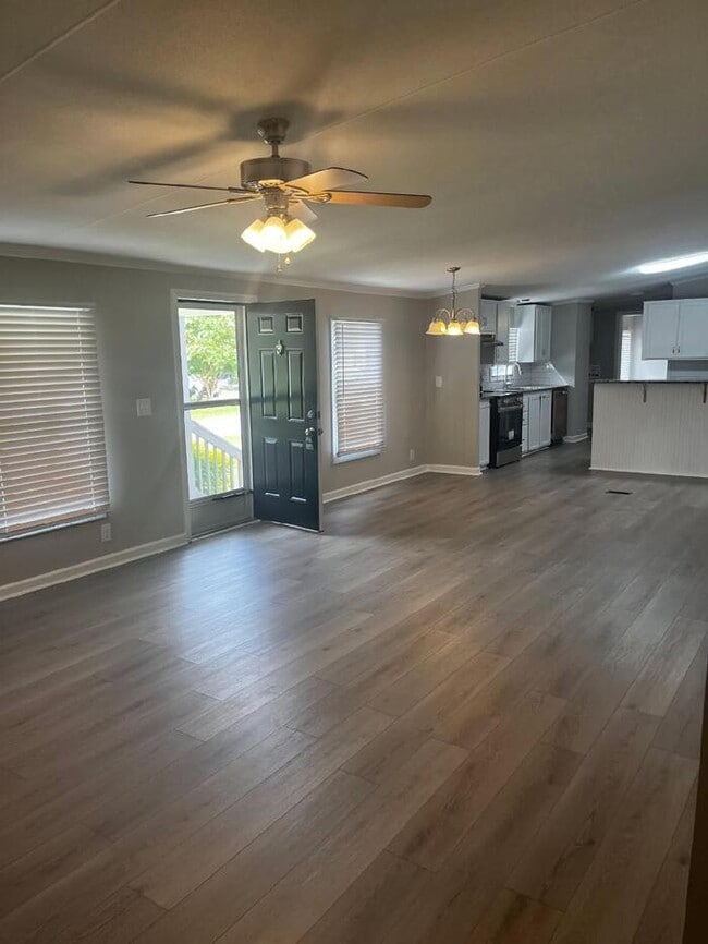 Building Photo - 4 Bedrooms 3 Bath