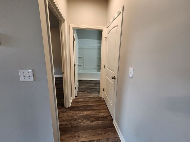 Building Photo - 5 Bedroom 3 Bath 2 Car Garage in Forsyth C...