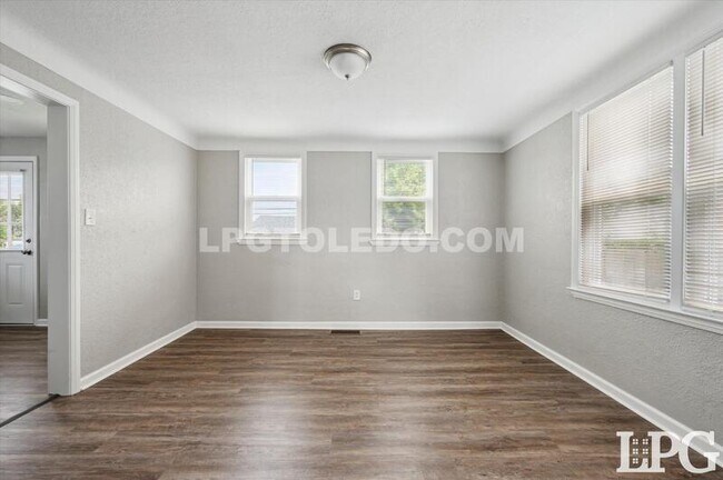 Building Photo - 928 W Gramercy Ave