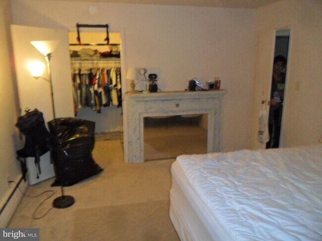 Building Photo - 610 W 11th St