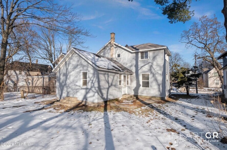 Building Photo - 58 Caledonia St NE