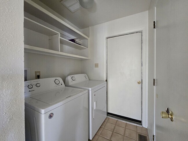 Building Photo - 2071 Placita De Vida