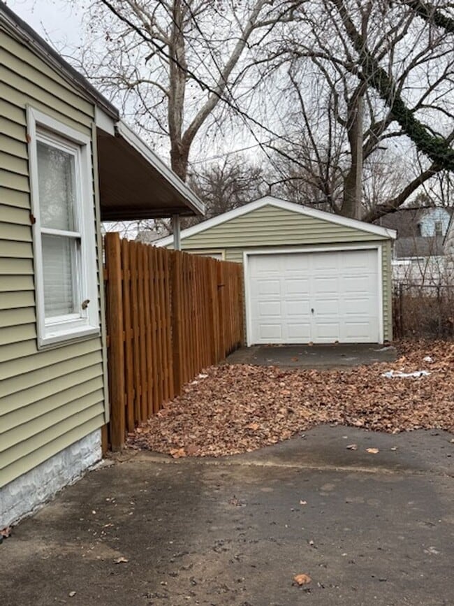 Building Photo - 2662 S 7th St