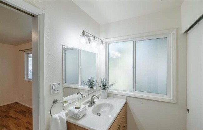 Building Photo - Charming One-Level Home with Private Yard ...