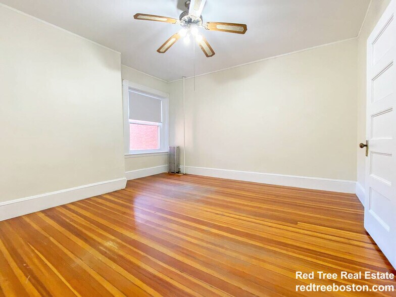 Building Photo - 1589 Beacon St