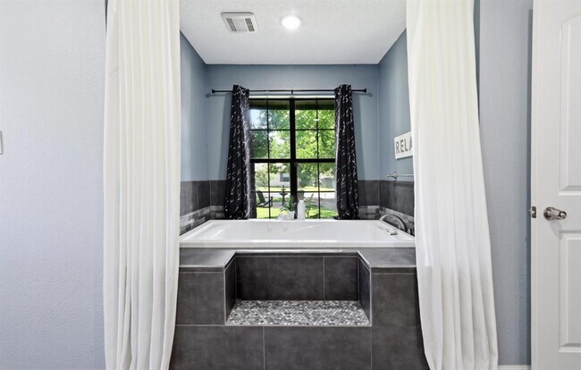 Building Photo - 303 Pin Oak Dr