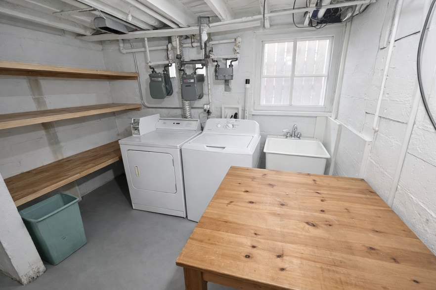 Building Photo - 5833 W Peterson Ave