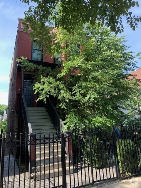 Building Photo - 1718 W Carmen Ave