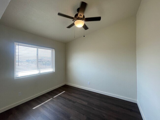 Building Photo - Palmdale 3 Bedroom + 2 Bathroom