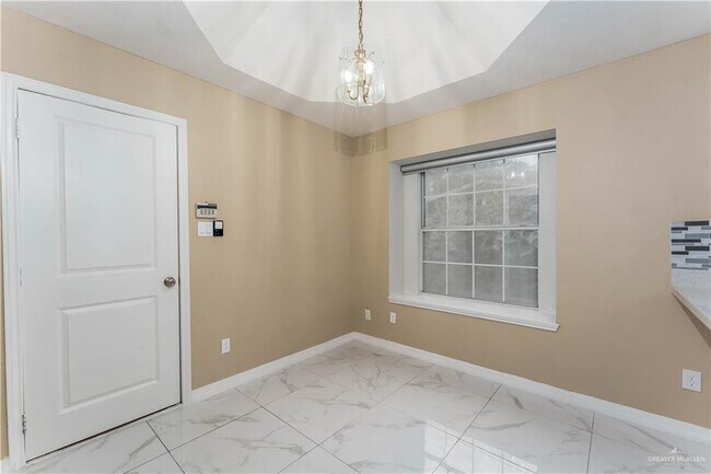 Building Photo - 25 Oriole Ave