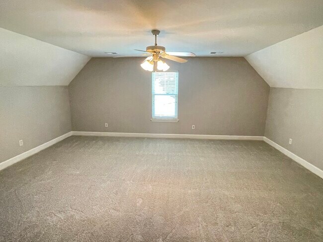 Building Photo - Hickory Hills home with fenced yard and deck!