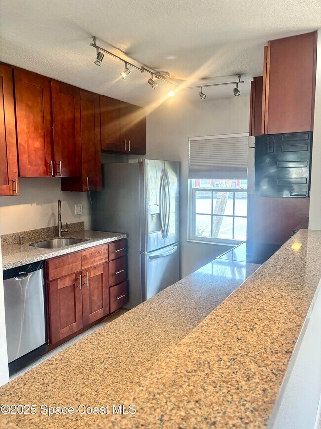 Building Photo - 112 E Colonial Ct