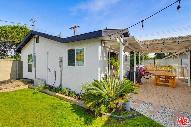 Building Photo - 9209 Paramount Blvd