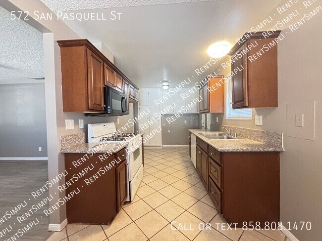 Building Photo - 572 San Pasquel St