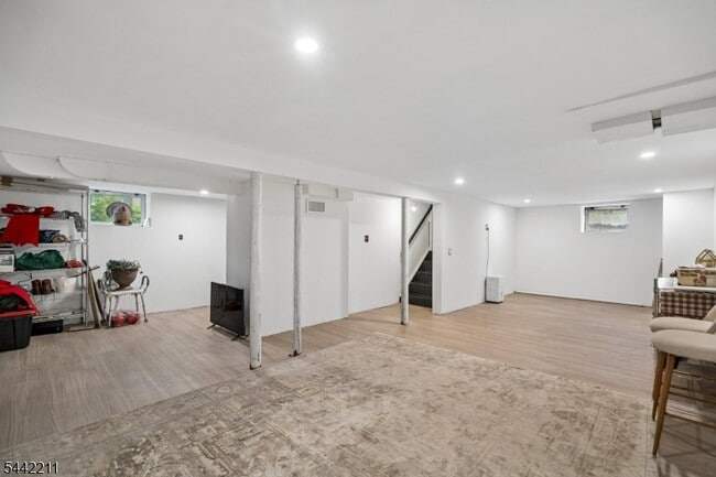 Building Photo - 24 Iris Rd
