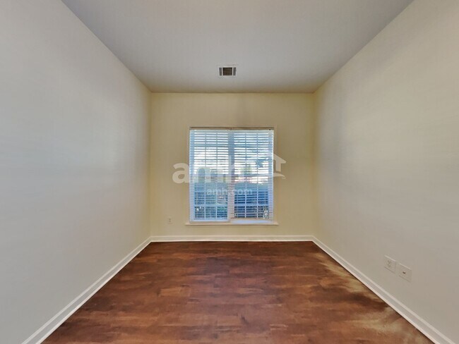Building Photo - 237 Mott Rd