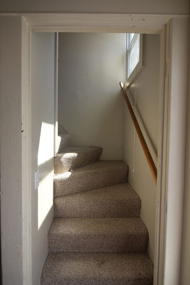 Building Photo - 3 bed -1.5 bath house near GVSU Pew Campus.