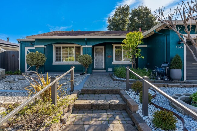 Building Photo - Beautifully remodeled 3-bedroom, 2-bathroo...