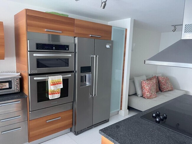 Building Photo - 2950 NE 188th St