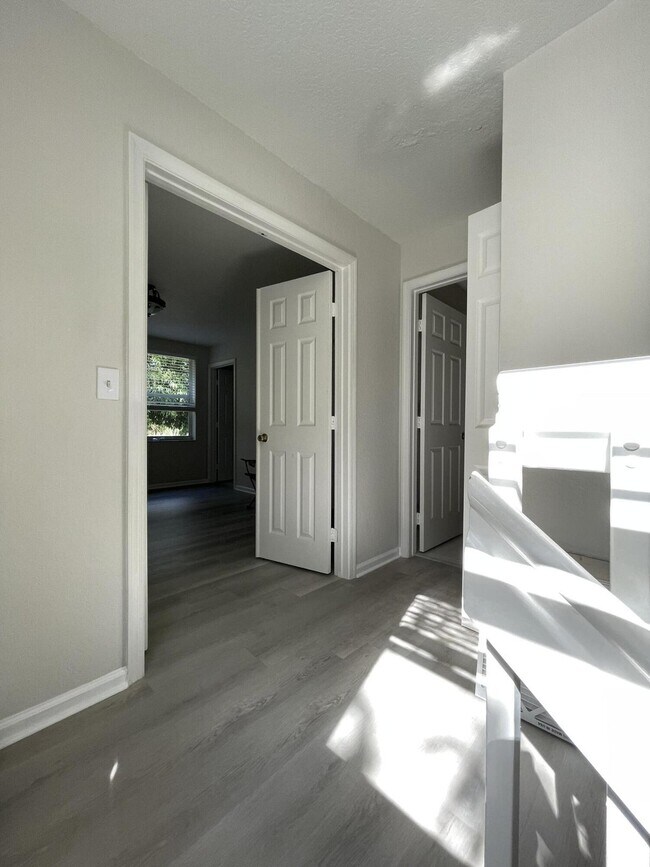 Building Photo - 975 Summit Lake Dr