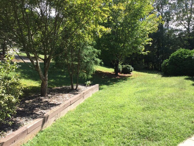 Building Photo - 3 Bed 3 Bath Home in Hendersonville!!