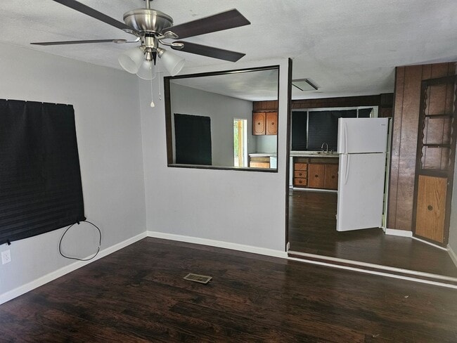 Building Photo - 2 bed 1.5 Bath Mobile Home in Quiet Commun...