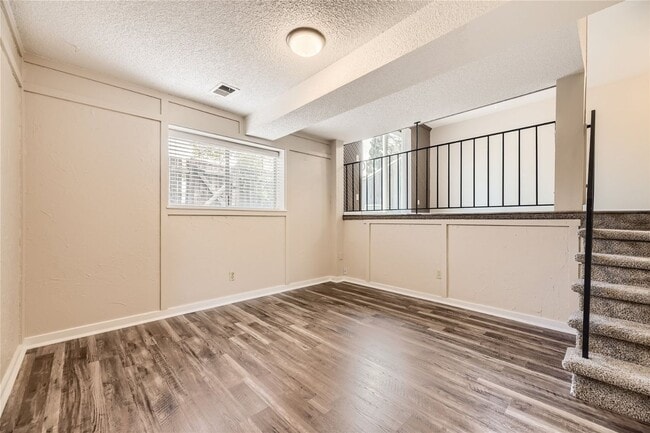 Building Photo - Beautiful townhome in Madison Hill Community-