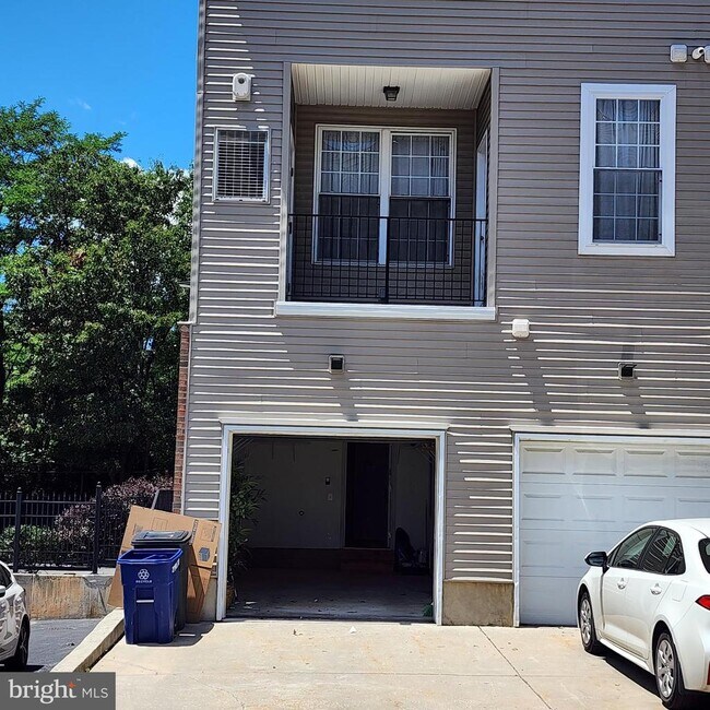 Building Photo - 1301 N 32nd St