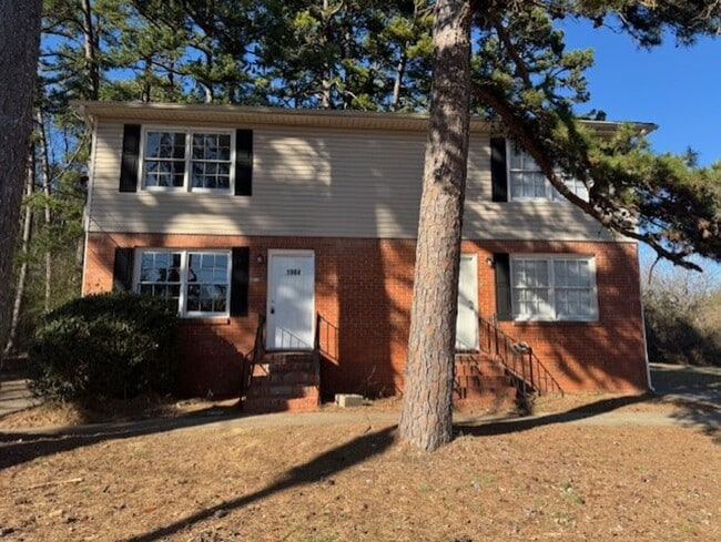 Building Photo - MOVE IN SPECIAL AVAILABLE!!