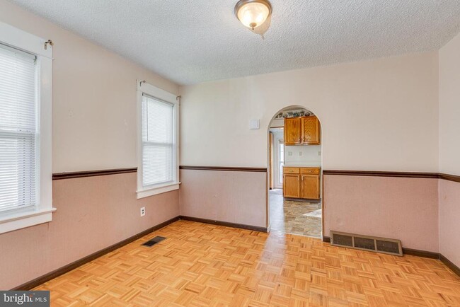 Building Photo - 427 Buttonwood St