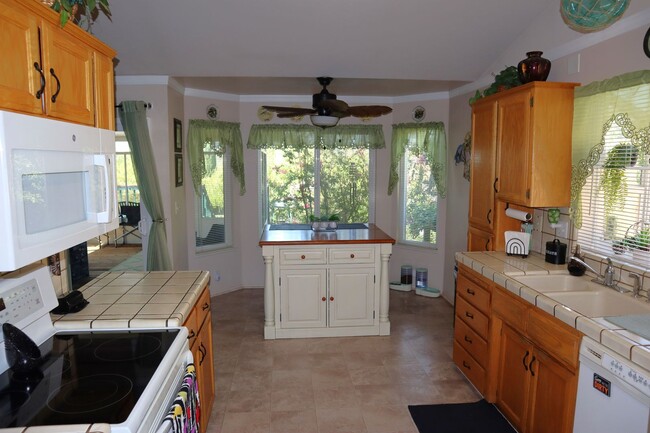 Building Photo - Oroville-Furnished-Turnkey-3 bedroom 2 bath home, hot tub, gazebo, landscaped yard, solar