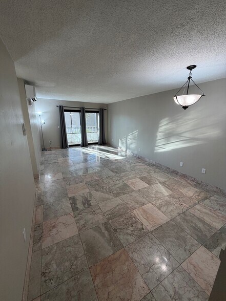 Living/Dining Room (1) - 2025 Lakewood Club Dr S
