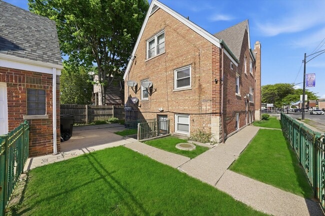 Building Photo - 7058 S Fairfield Ave