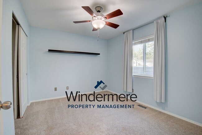 Building Photo - 1134 NW Redwing Dr