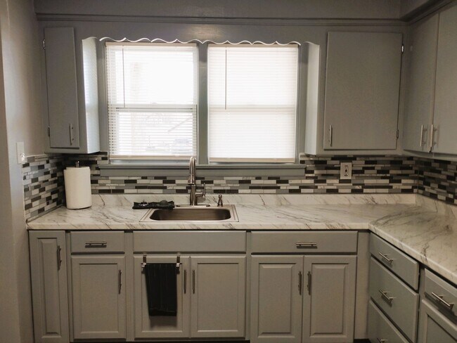 Building Photo - 1709 Jay Ave