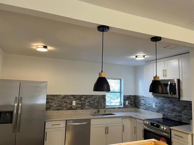 Building Photo - 415 W Oak Dr