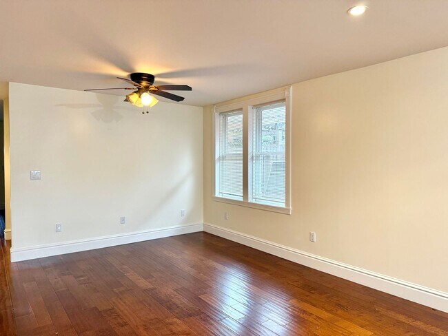 Building Photo - $2,400 / 2 BR - Beautifully Updated Home in Desirable Alameda Neighborhood