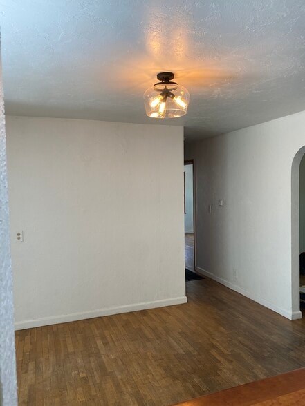 dining - 944 E 5th Ave