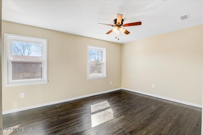 Building Photo - 169 Village Green Way