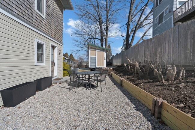 Building Photo - Stunning 4 Bed 2.5 Bath Steps from Willards Beach