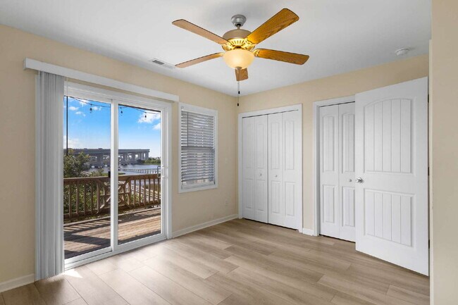 Building Photo - Coastal Comfort Awaits: Spacious 3-Bed, 3-Bath Townhouse in Surf City!