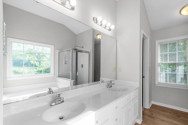 Building Photo - Spacious 2-Story Home with Finished Basement!