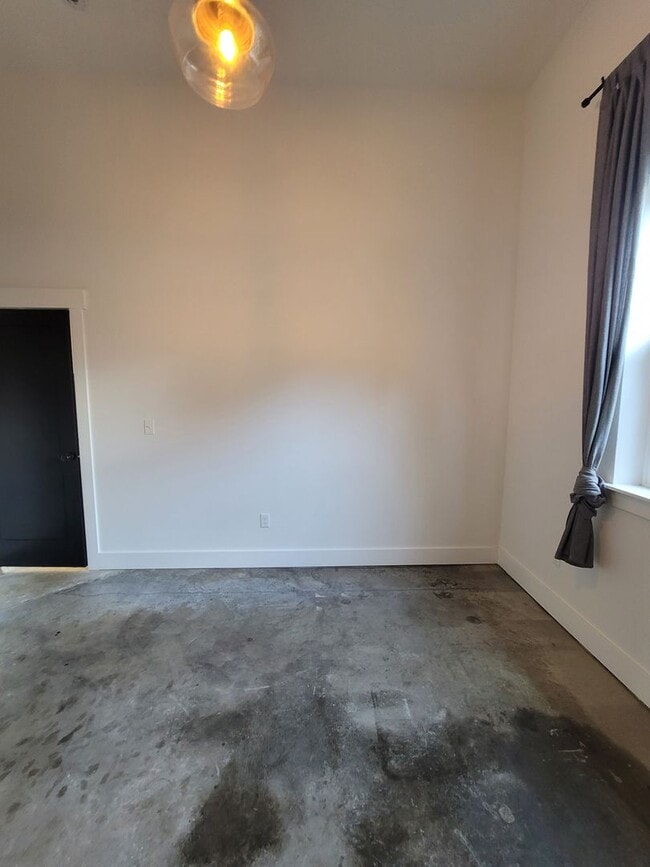 Building Photo - 7008 NE Rodney Ct